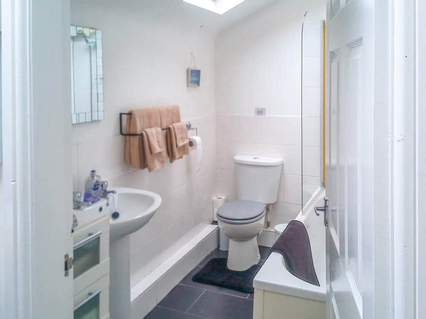Bathroom | Barn Cottage, Skegness