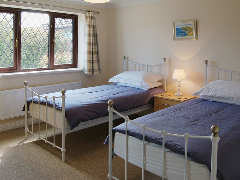 Twin bedroom | Sea Whispers, Padstow