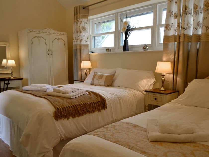 Twin bedroom | Tanylan Farm Cottages - Ty Llo, Kidwelly