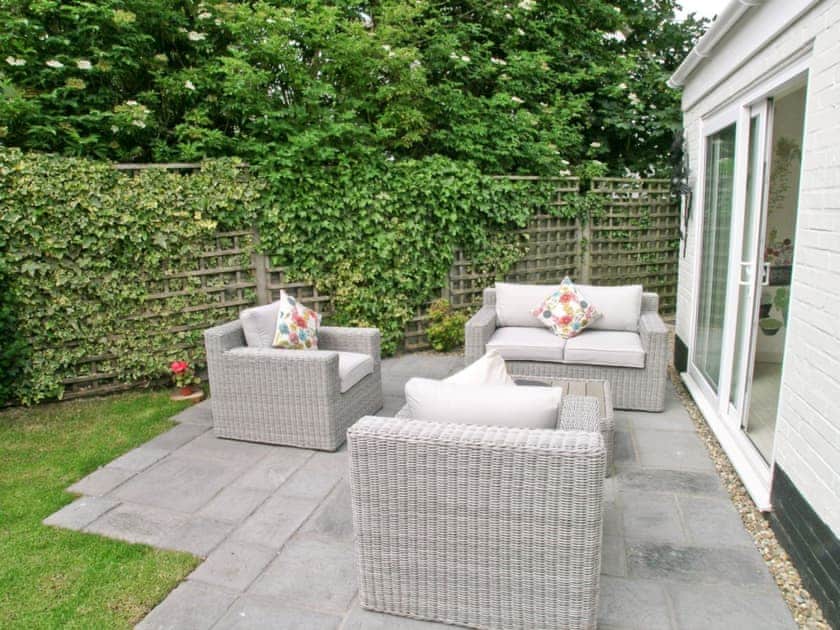 Sitting-out-area | Captain’s Cottage, Winterton-on-Sea