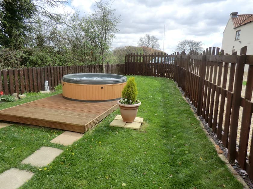 Jacuzzi | The Den, Star Fen, Heckington
