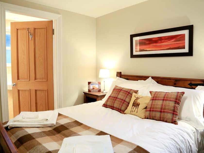 Charming double bedroom with en-suite shower room | Ardbhan Croft, Oban, near Argyll