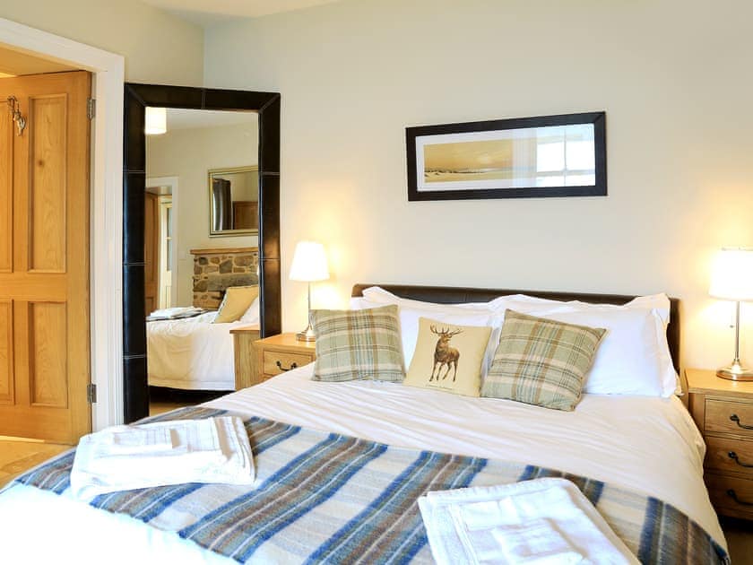 Excellent double bedroom with en-suite shower room | Ardbhan Croft, Oban, near Argyll