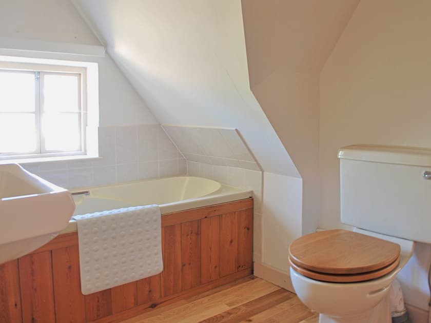 Bathroom | Burnt House Cottage, Darnsden, Needham Market