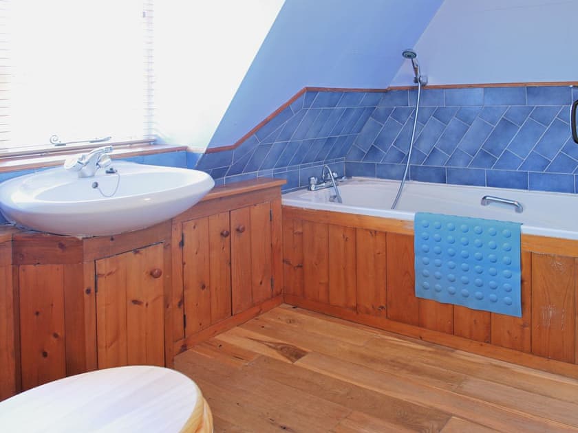 Bathroom | Burnt House Cottage, Darnsden, Needham Market