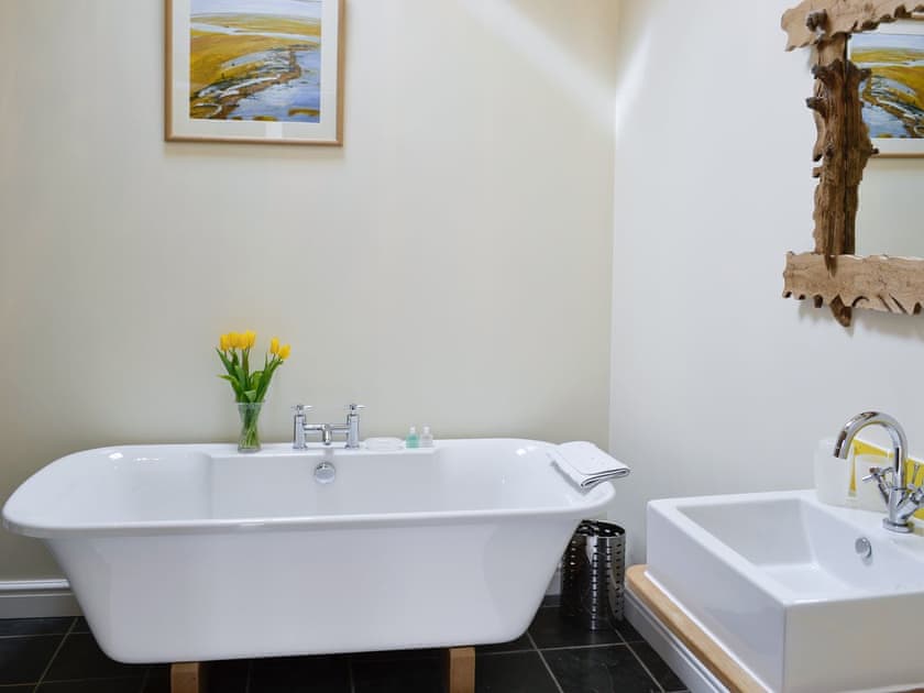 Bathroom | Ty Hir, Aberdaron, Pwllheli