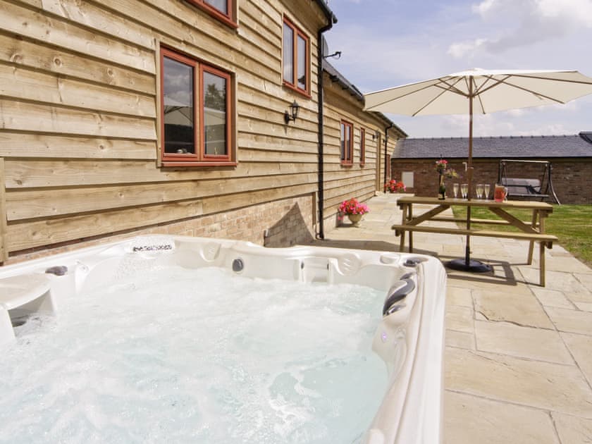 Hot tub | Cefnaire Isaf, Newtown