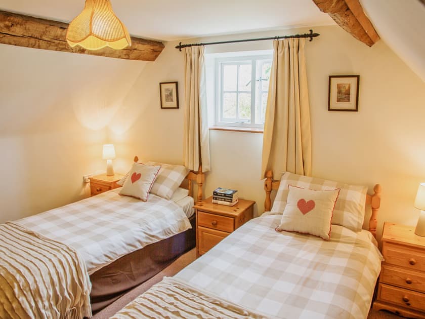 Twin bedroom | Ashton Court Holiday Cottages - East Granary, Ashton, nr. Leominster