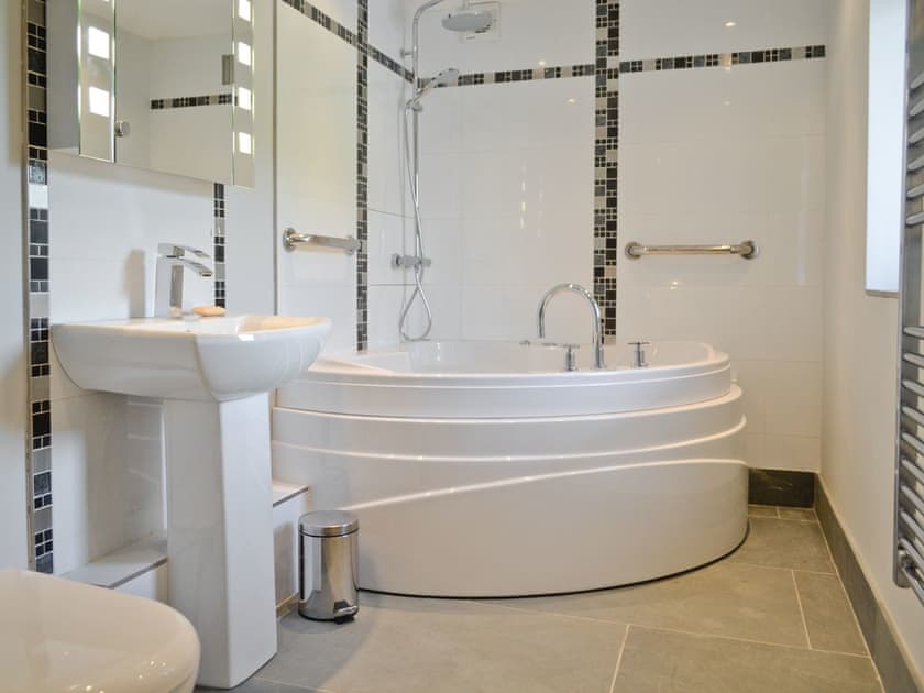 Bathroom | Bwthyn Y Mynach, Nantgaredig, nr. Carmarthen