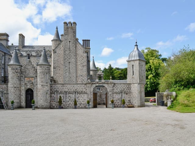 Skene House Cottage Ref 29020 In Westhill Near Aberdeen