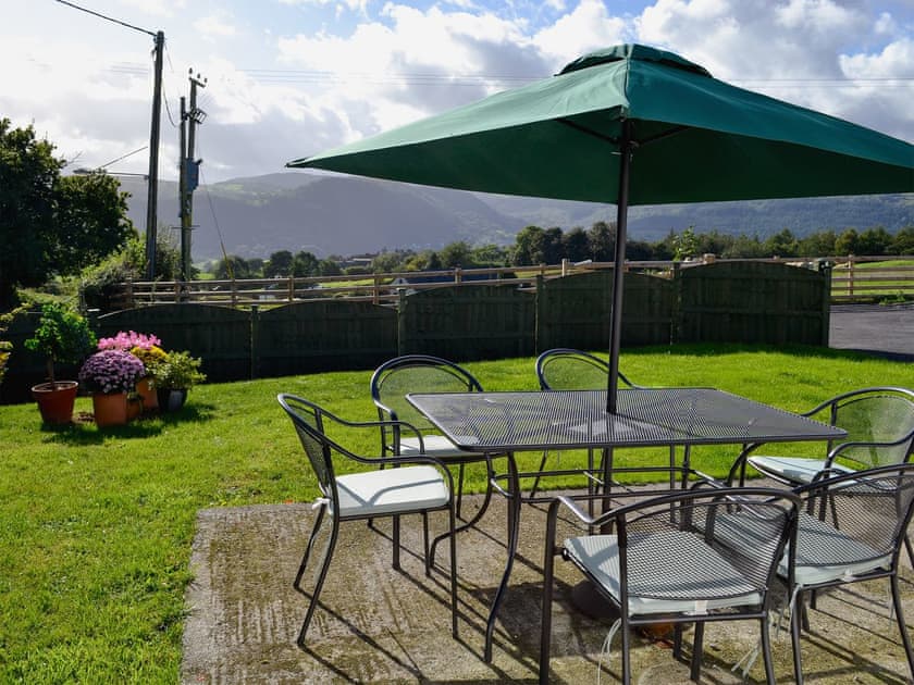 Sitting-out-area | Siabod, Llanddoged, Llanrwst