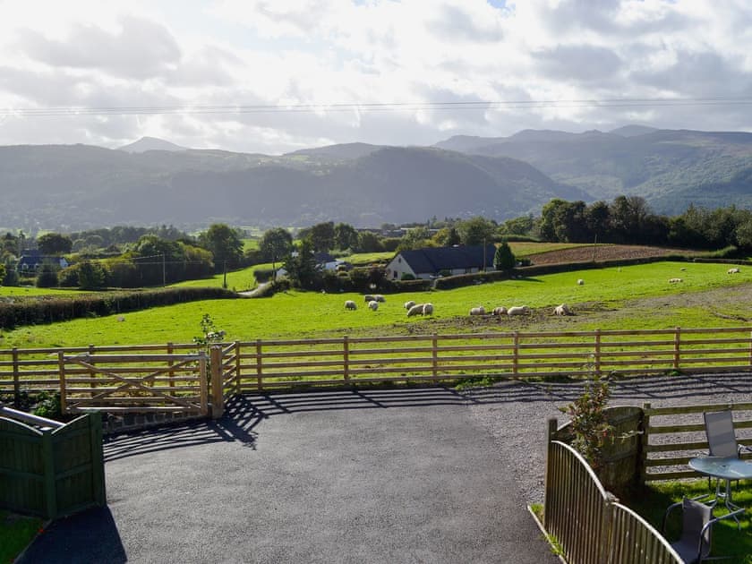 Sitting-out-area | Siabod, Llanddoged, Llanrwst