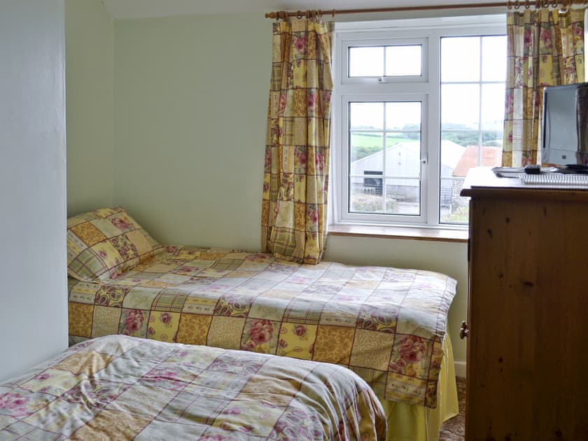 Twin bedroom | Granny Bond’s Farmhouse, Buckland Brewer