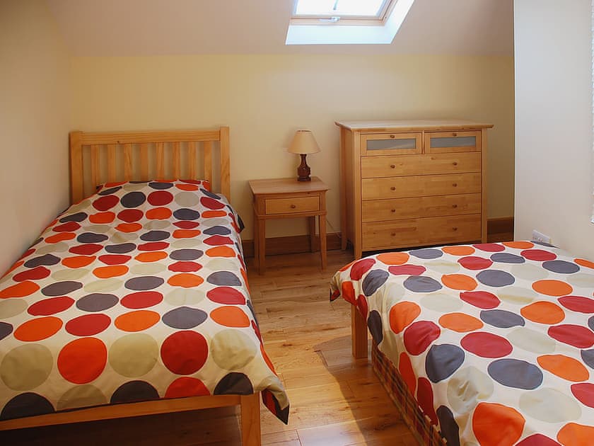 Twin bedroom | Lean Low Holiday Cottage, near Hartington