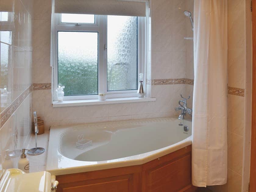 Bathroom | Grans Cottage, Detchant, Belford