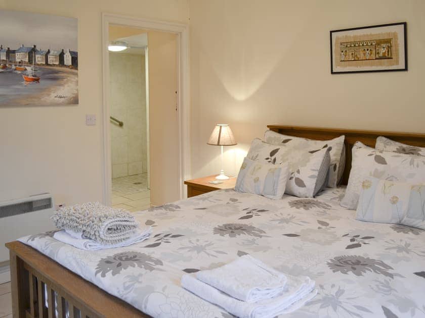 Lovely double bedroom with en-suite | Railston Cottage, Seahouses