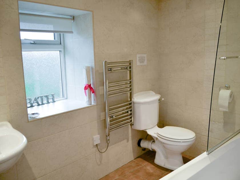 En-suite bathroom | Railston Cottage, Seahouses
