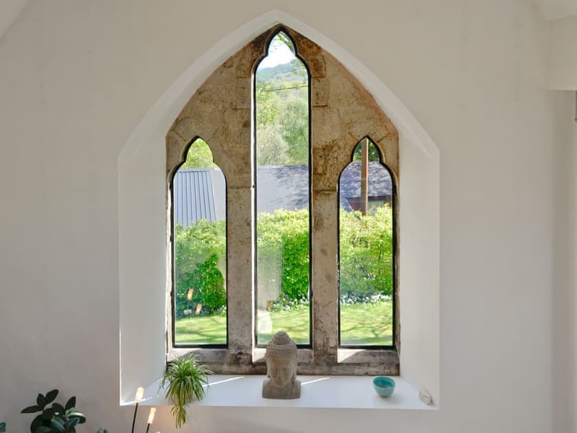 Traditionally shaped feature windows | St John The Baptist Mission Church, Capel Curig
