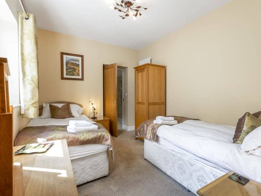 Light and airy first floor twin bedroom | Tommy’s Cottage, Keswick