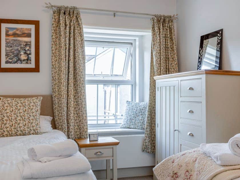 Cosy twin bedroom | James’s Cottage, Keswick