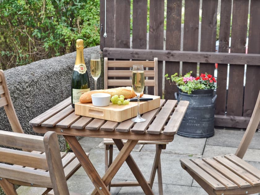 Sitting-out-area | Combe Cairn, Millom