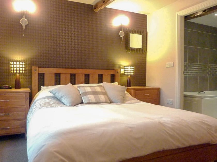 Comfortable double bedroom with en-suite | High White Stones - White Stones, Ambleside
