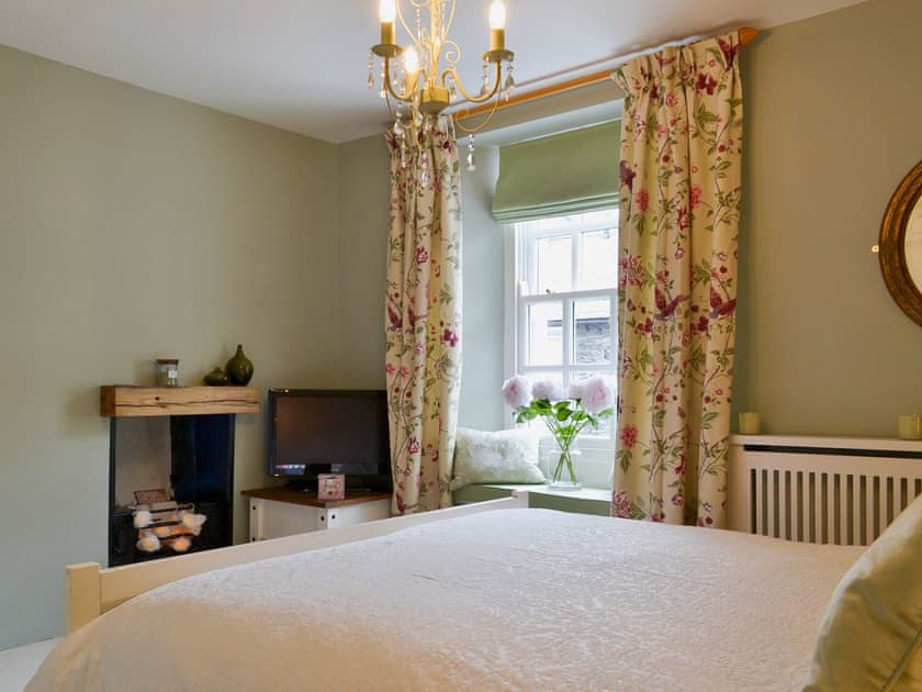 Serene bedroom with kingsize bed | Betsy Cottage, Windermere