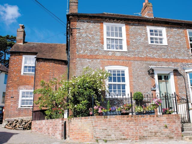 Castleton House Ref 29192 In Hamble Near Southampton Hampshire