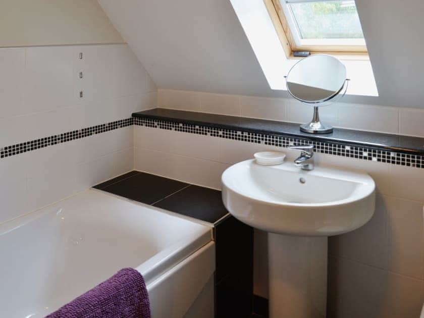 Bathroom | Inzievar - Lime Tree Cottage, Oakley, nr. Dunfermline
