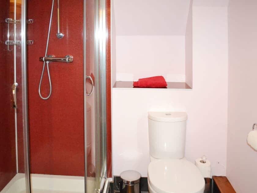 Shower room | Inzievar - Lime Tree Cottage, Oakley, nr. Dunfermline