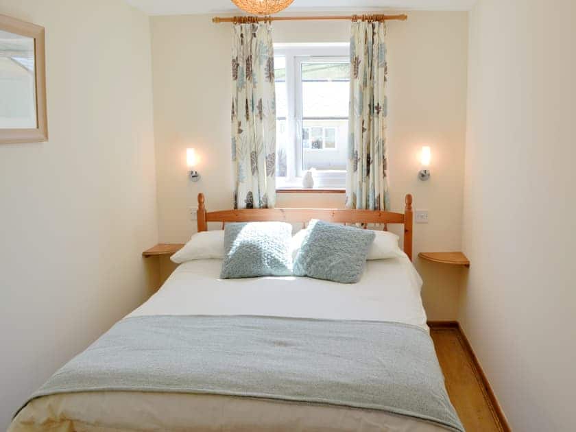 Double bedroom | Primrose Cottage, Winterbourne, Steepleton