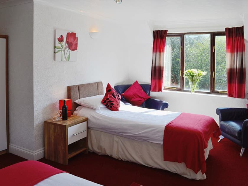 Twin bedroom | River View Villa - Rosecraddoc Manor, Liskeard