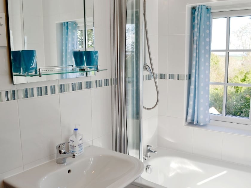 Bathroom | Tregunna Cottage, Edmonton, nr. Wadebridge