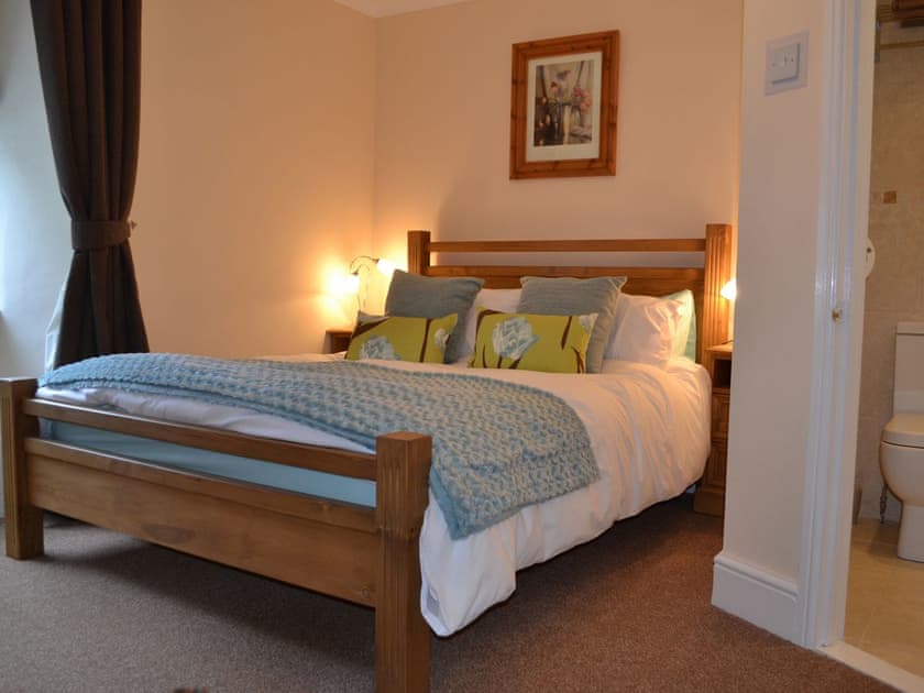 Stylish double bedroom with en-suite shower room | Duckling Cottage, Bowness on Windermere