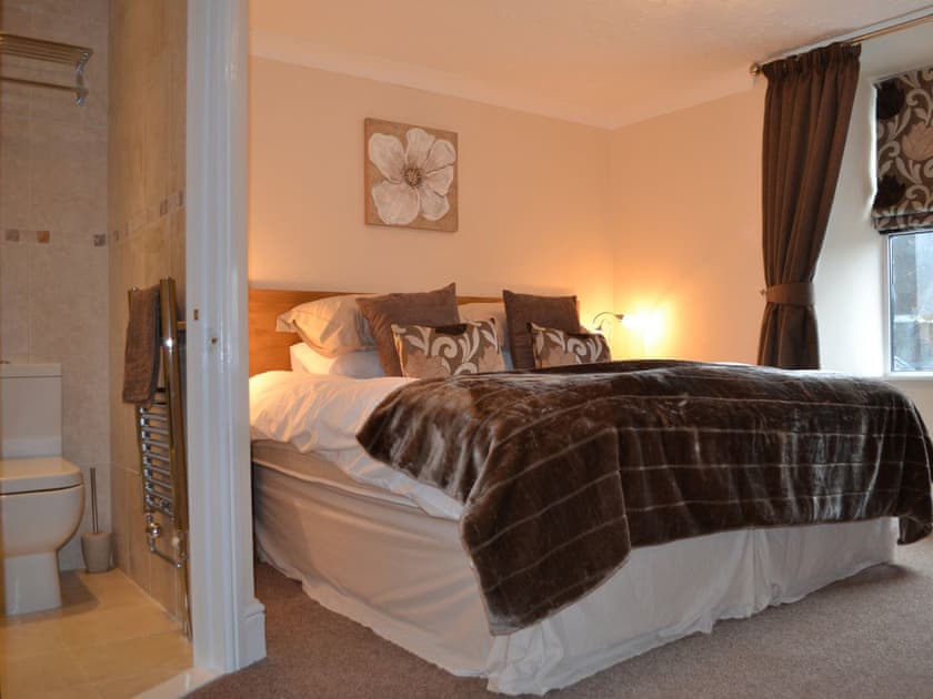 Zip and link super kingsize bedroom with en-suite shower room | Duckling Cottage, Bowness on Windermere
