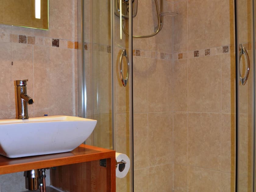 Super kingsize bedroom en-suite shower room | Duckling Cottage, Bowness on Windermere