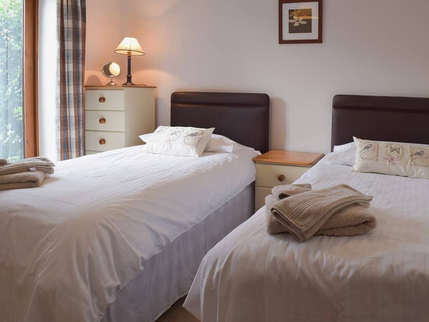 Twin bedroom | Oregano - Grove Farm Barns, Catfield