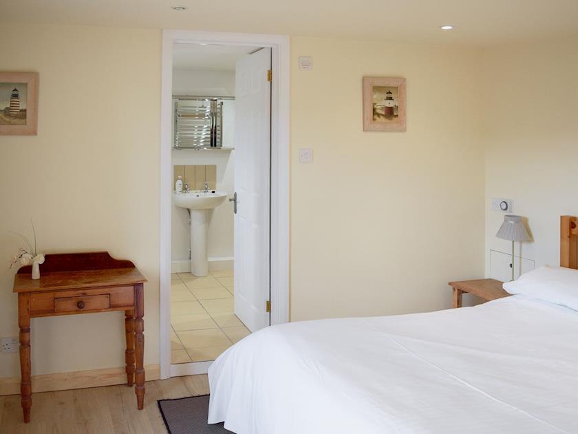 Second double bedroom with ensuite shower room | Cross Garden Cottage, Salcombe