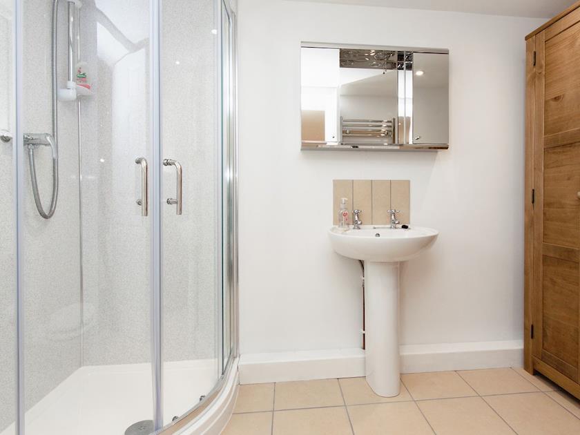 En-suite shower room | Cross Garden Cottage, Salcombe