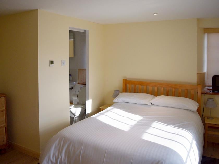Double bedroom with ensuite shower room | Cross Garden Cottage, Salcombe