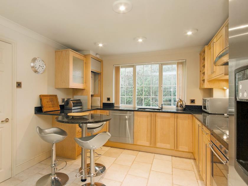 Well equipped kitchen with breakfast bar | St Elmo Court 7, Salcombe