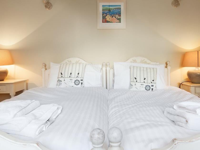 Cosy twin bedroom | St Elmo Court 7, Salcombe