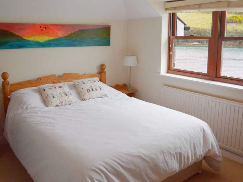 Double bedroom with great views of the water | Island Quay 10, Salcombe