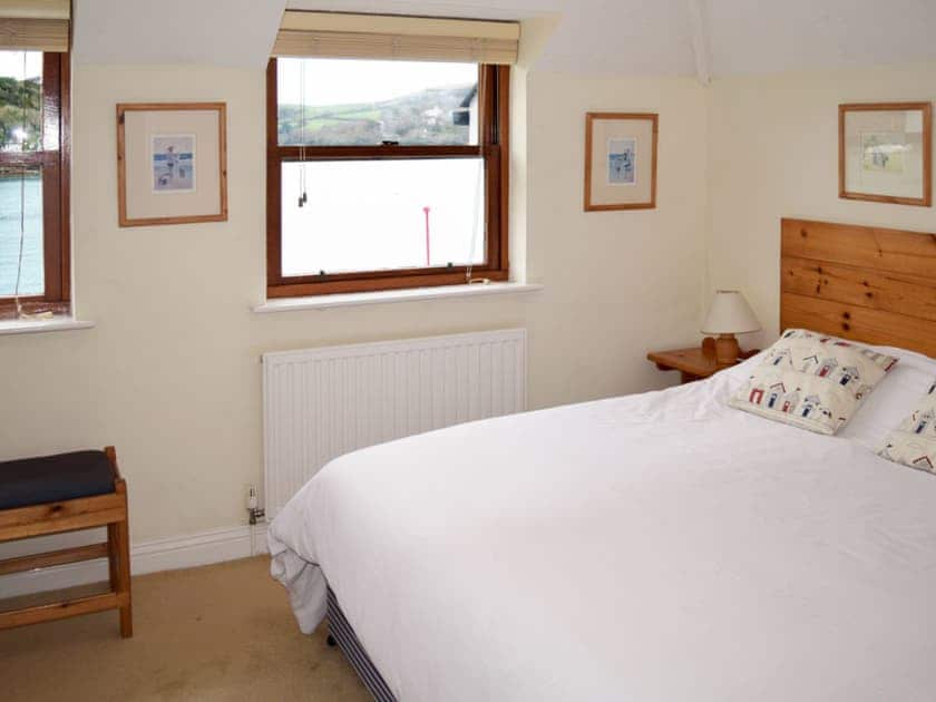Double bedroom with views of the water | Island Quay 10, Salcombe