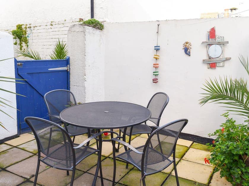 Small attractive patio garden with garden furniture | Kings Cottages 9, Salcombe