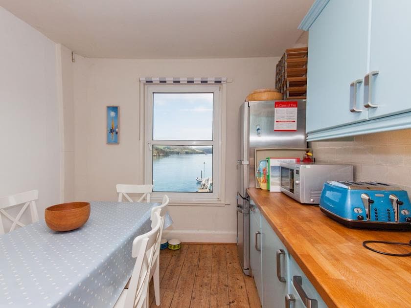 Fully fitted kitchen with large dining table and chairs | The Lookout, Salcombe