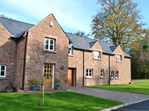 Edmond Castle - Lake View