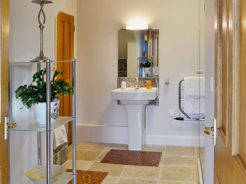 Bathroom | Pendewey Farm Cottages - The Coach House, Bodmin