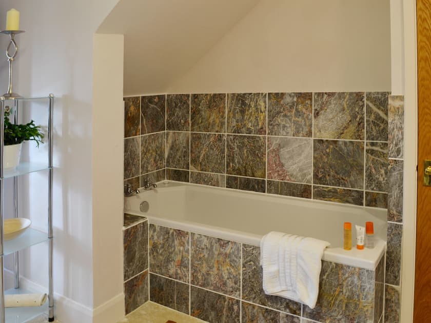 Bathroom | Pendewey Farm Cottages - The Coach House, Bodmin