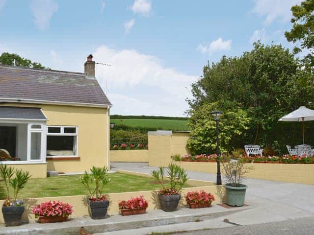 Bont Cottage Ref 29385 In Kidwelly Carmarthenshire Cottages Com